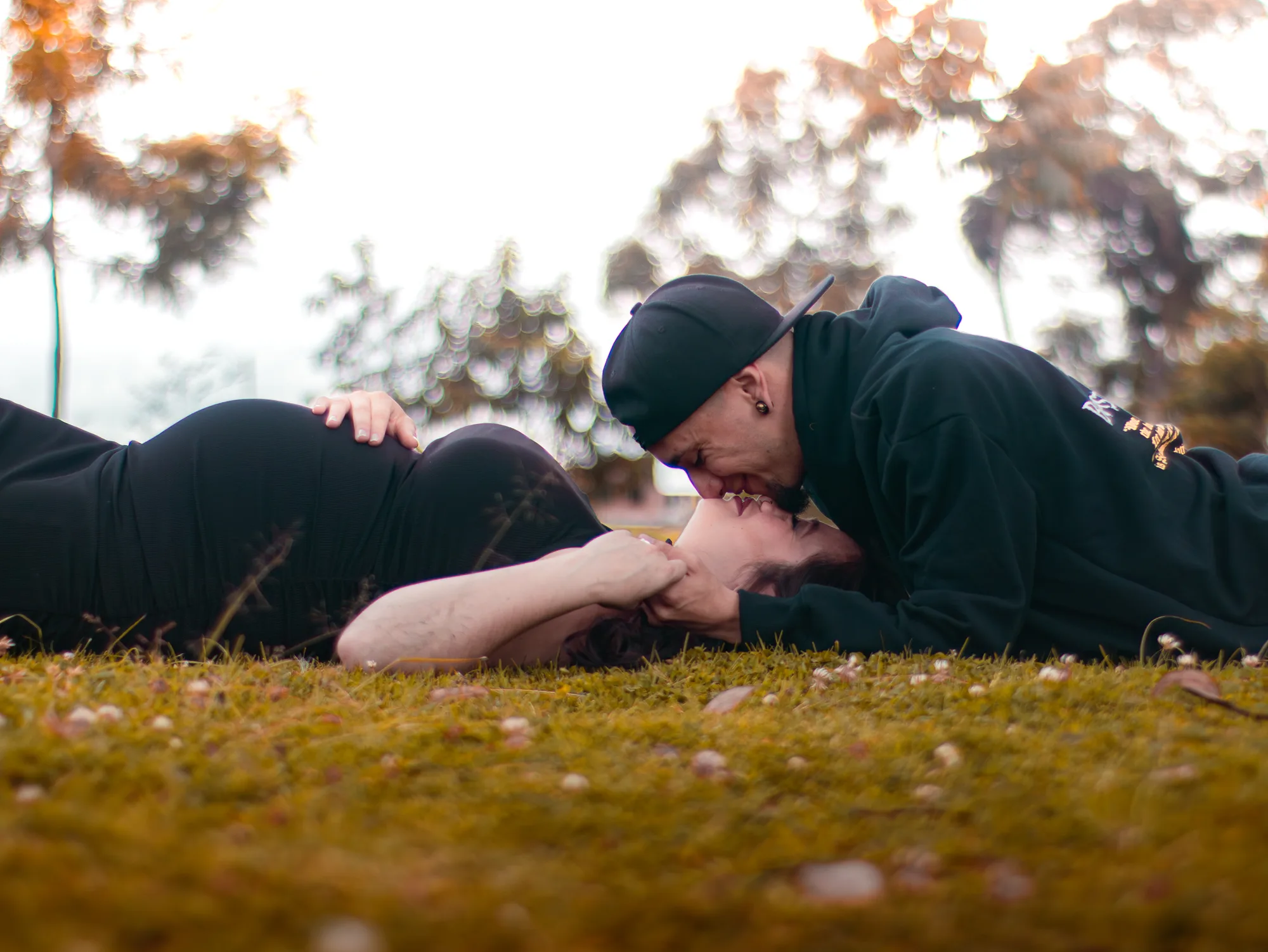 Fotografía de pareja esperando bebé Colombia
