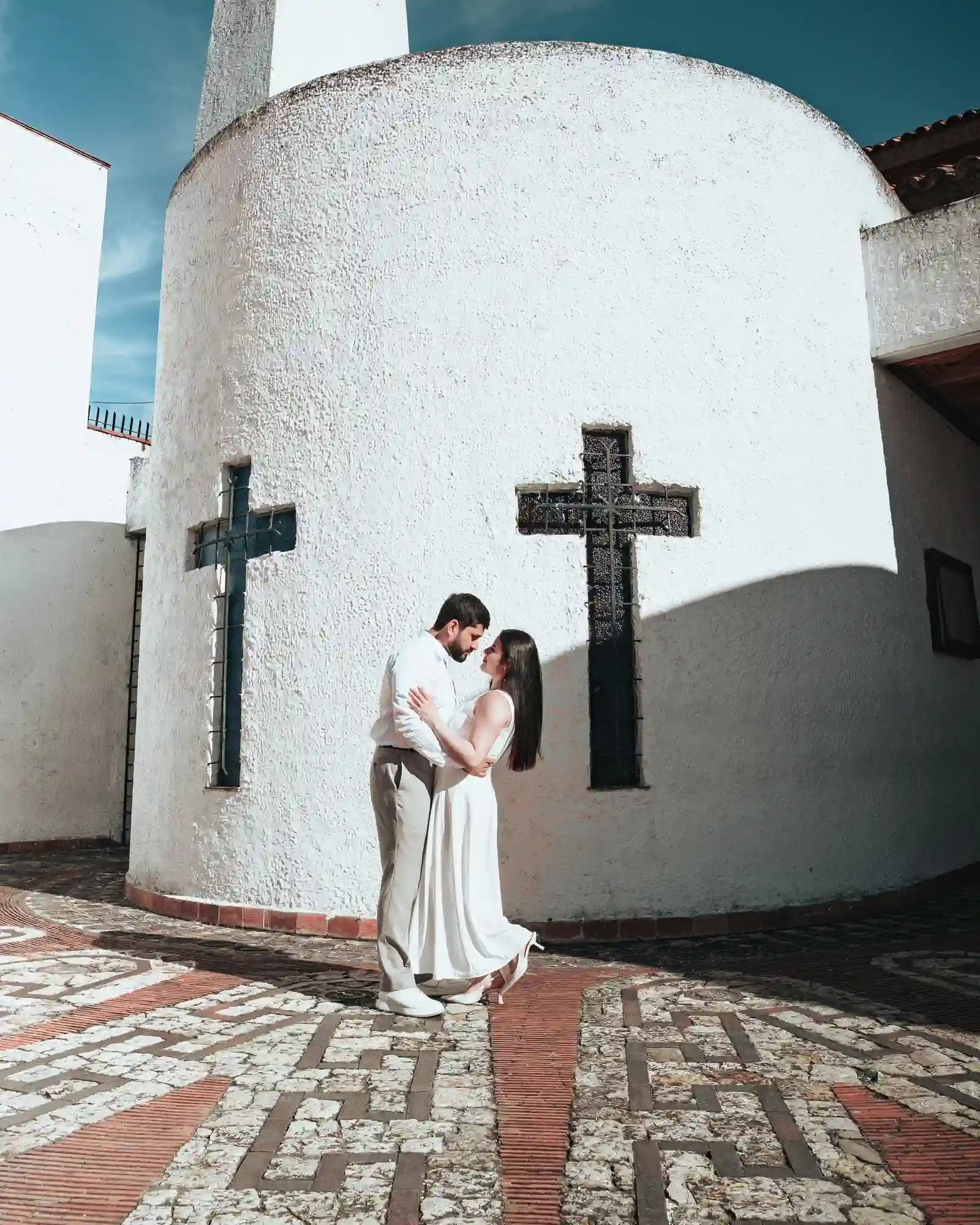 Pareja comprometida fotografiada en Colombia